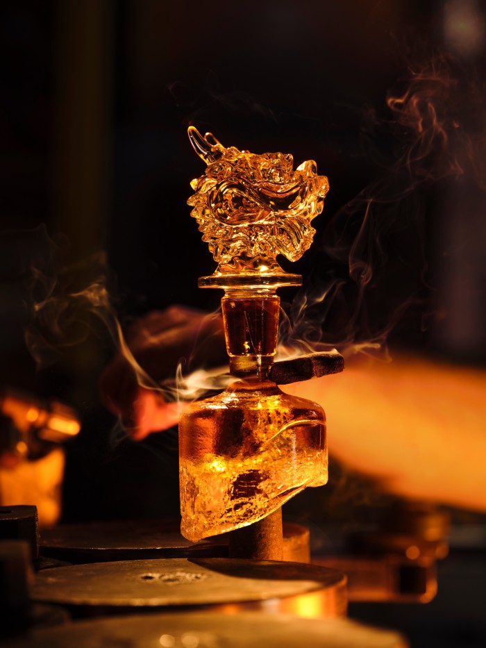 Manufacture of the stopper L'Or de Jean Martell - Zodiac Edition L'Assemblage du Dragon